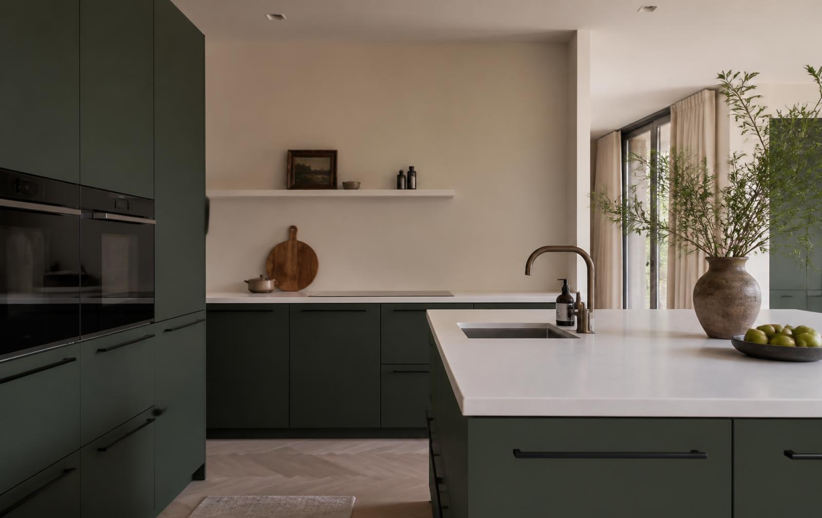 Luxe keuken met wit keramisch keukenblad op een eiland